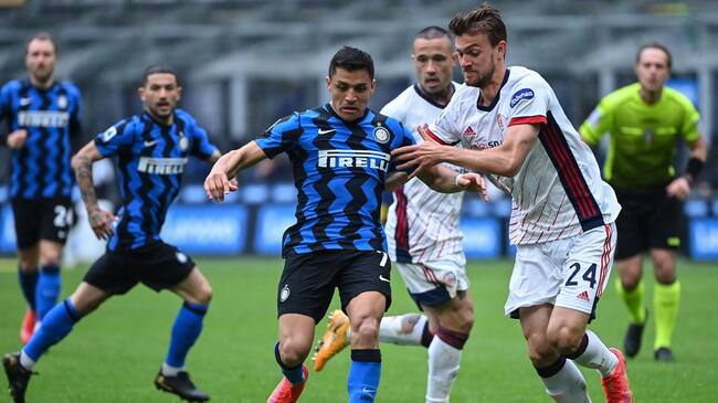 Inter Milan's Chilean forward Alexis Sanchez (c) challenges Cagliari's Italian defender Daniele Rugani during the Italian Serie A football match Inter Milan vs Cagliari on April 11, 2021 at the San Siro stadium in Milan. (Photo by Alberto PIZZOLI / AFP) (Photo by ALBERTO PIZZOLI/AFP via Getty Images)