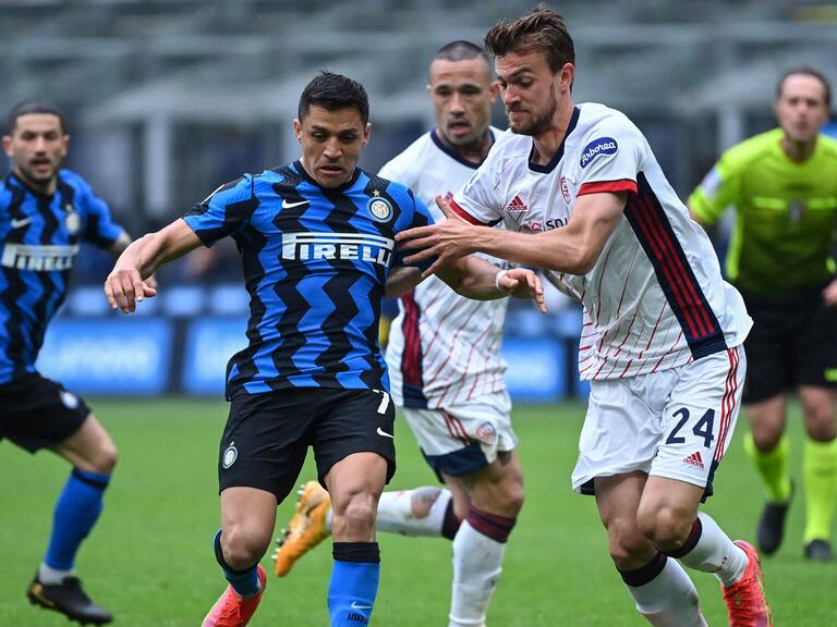 Inter Milan's Chilean forward Alexis Sanchez (c) challenges Cagliari's Italian defender Daniele Rugani during the Italian Serie A football match Inter Milan vs Cagliari on April 11, 2021 at the San Siro stadium in Milan. (Photo by Alberto PIZZOLI / AFP) (Photo by ALBERTO PIZZOLI/AFP via Getty Images)