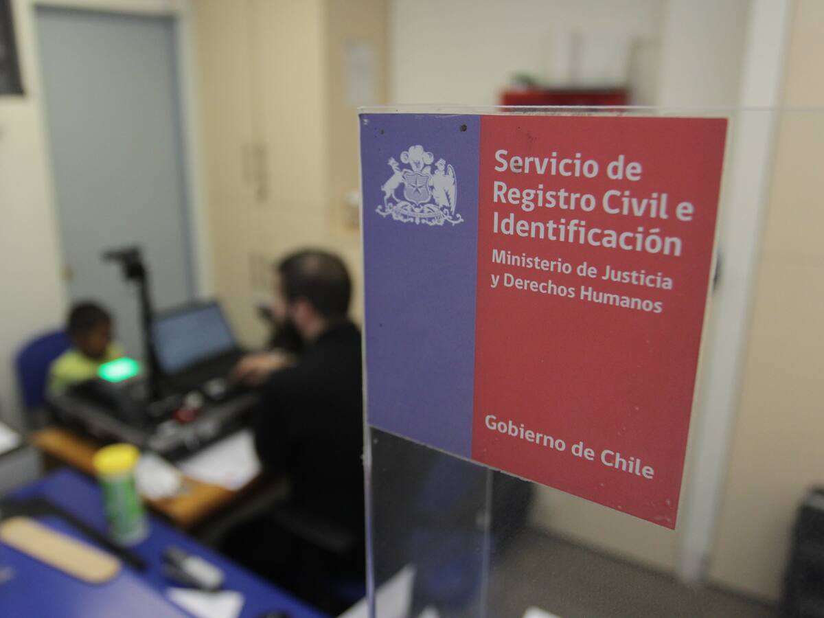 Denuncian al Registro Civil de exponer datos sensibles de joven trans en certificados oficiales