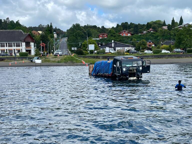 Captan camión sin frenos cayendo al Lago Llanquihue
