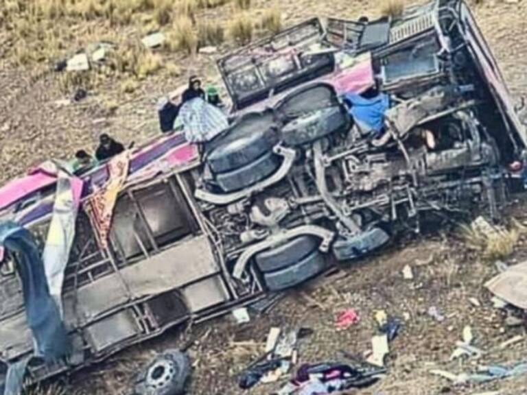 Al menos 20 personas fallecidas deja brutal accidente en Perú: bus perdió el control y cayó a un abismo