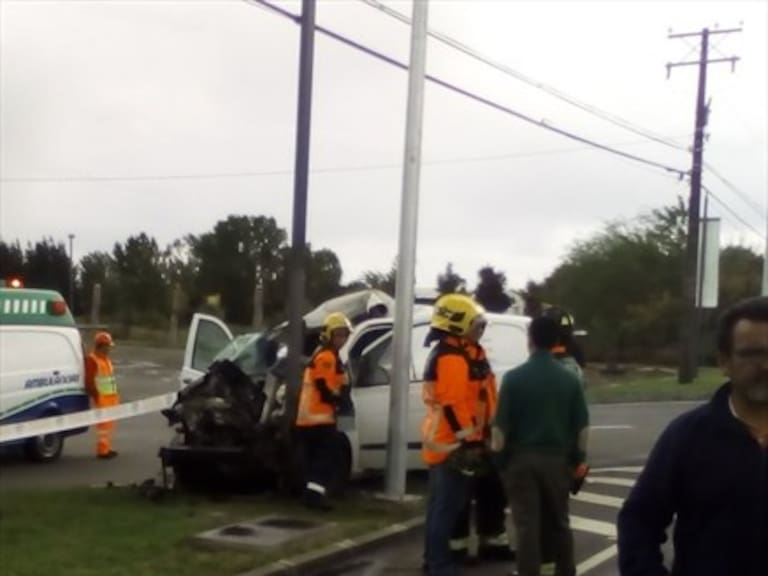 Conductor muere al chocar su furgón con una retroexcavadora en Chillán Viejo