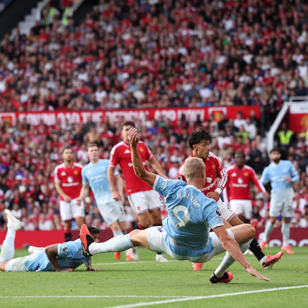 Escándalo en la Premier League: árbitros reconocen “error de juicio” en el gol que le permitió al Manchester City ganar el clásico de la ciudad