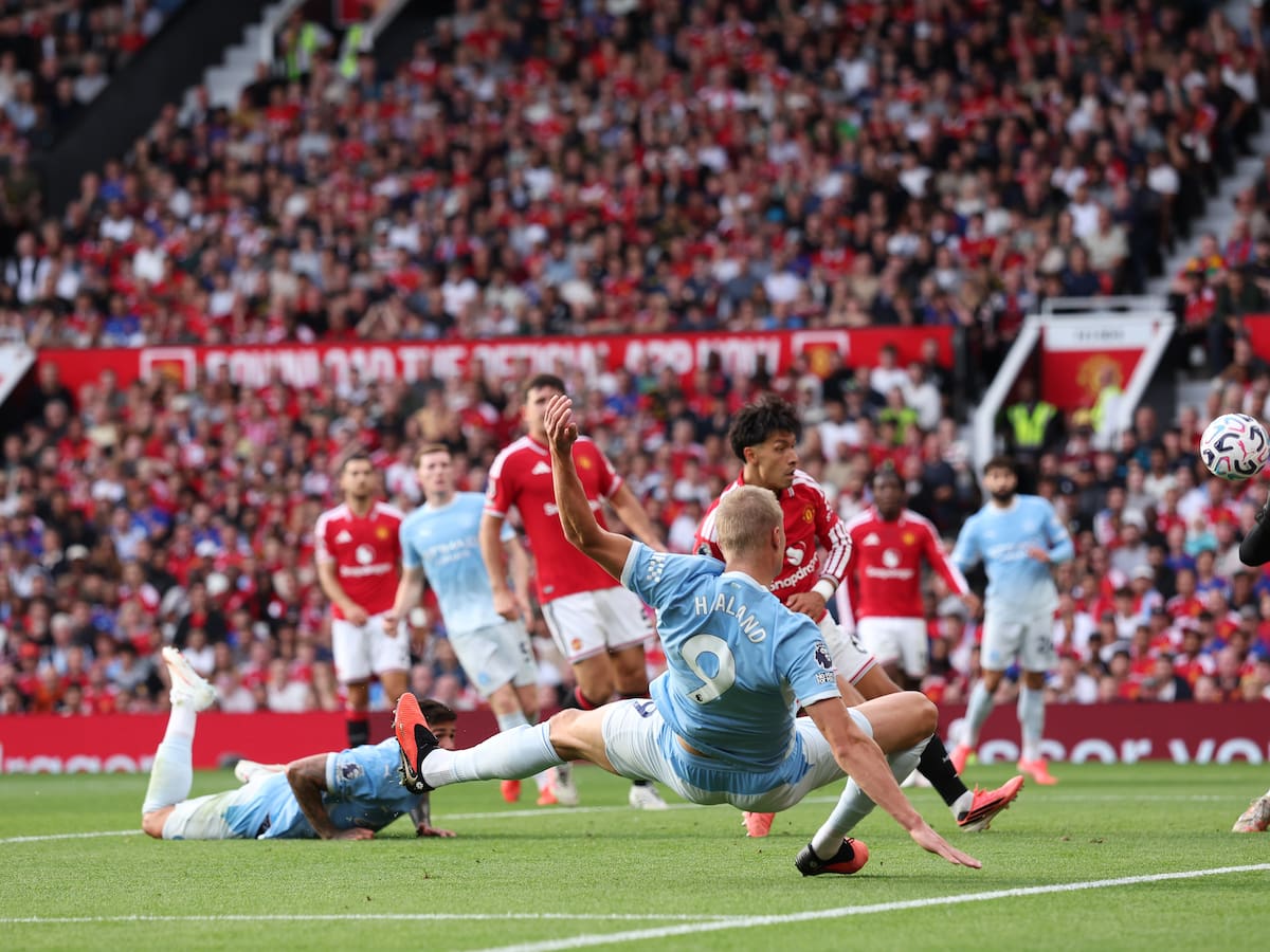 Escándalo en la Premier League: árbitros reconocen “error de juicio” en el gol que le permitió al Manchester City ganar el clásico de la ciudad