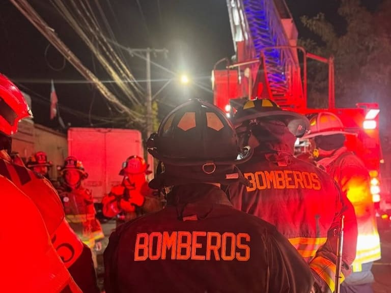 Incendio en Recoleta afecta varias viviendas y activa amplio operativo de Bomberos en la Región Metropolitana