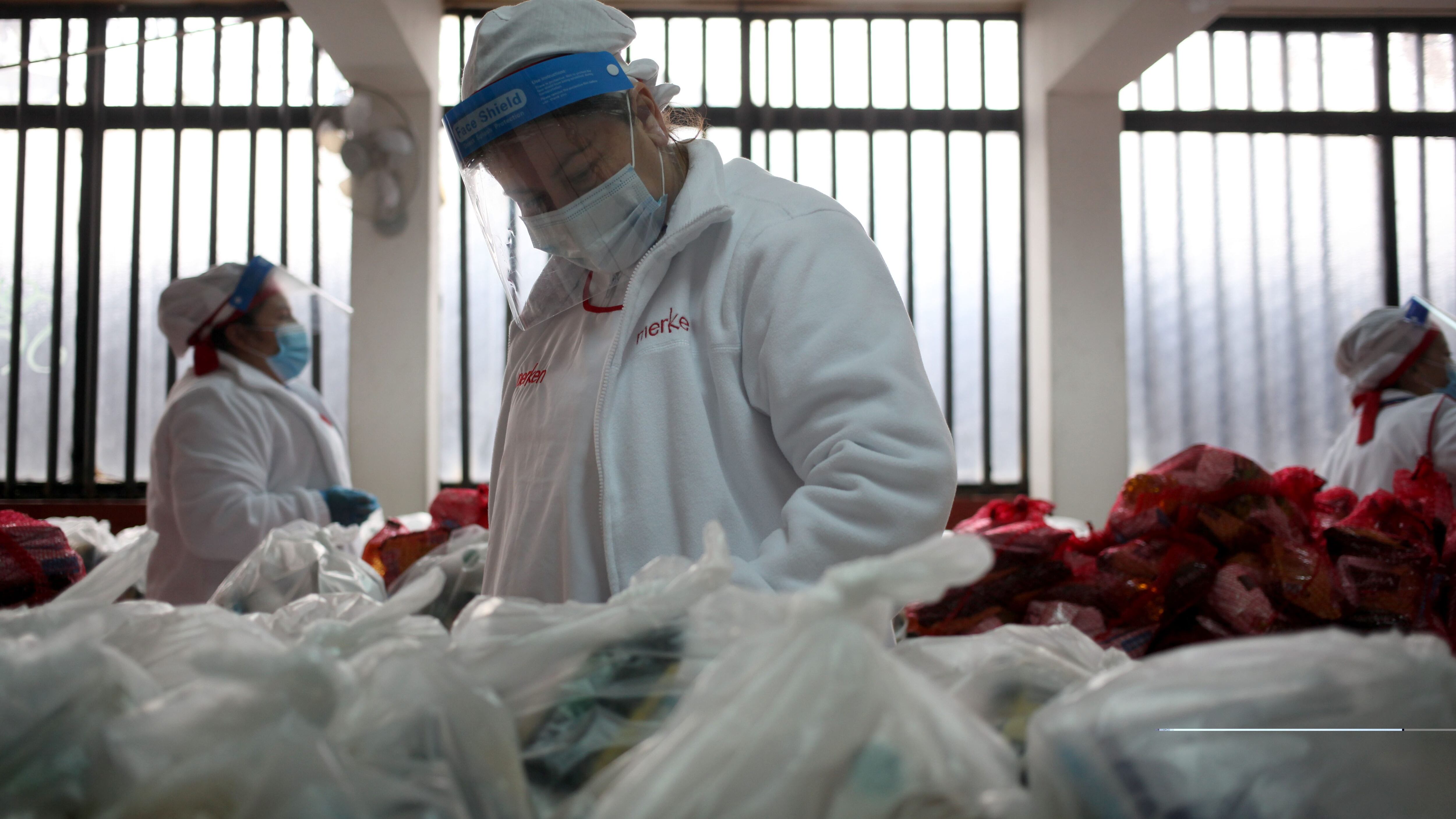 07 DE JULIO DE 2020/SANTIAGO
Trabajadoras encargada de ordenar y entregar canastas de alimentación que reciben los beneficiarios del Programa de Alimentación Escolar, en en el Colegio Teresa Prat de Sarratea, ubicado en la comuna de Santiago.

 
FOTO: AILEN DÍAZ/AGENCIAUNO