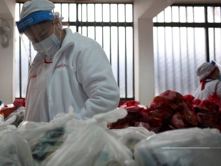 07 DE JULIO DE 2020/SANTIAGO
Trabajadoras encargada de ordenar y entregar canastas de alimentación que reciben los beneficiarios del Programa de Alimentación Escolar, en en el Colegio Teresa Prat de Sarratea, ubicado en la comuna de Santiago.
FOTO: AILEN DÍAZ/AGENCIAUNO