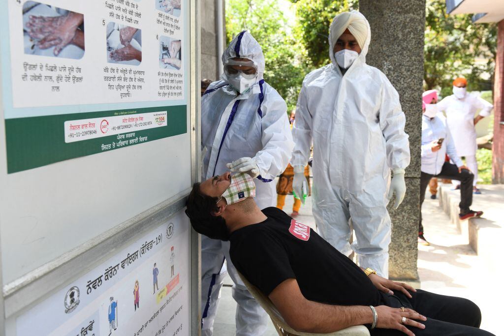 Trabajadores de la salud realizan exámenes PCR en Amritsar