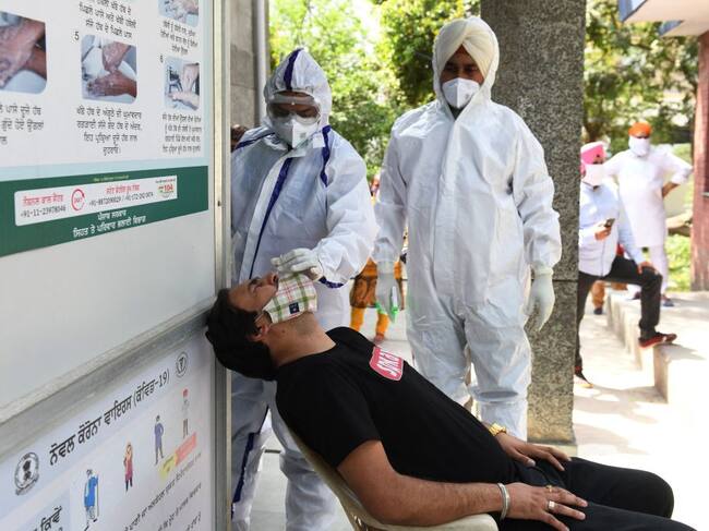 Trabajadores de la salud realizan exámenes PCR en Amritsar