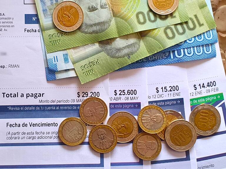 Gobierno logra acuerdo por cobros en exceso en cuentas de luz: esta es la posible fecha de pago