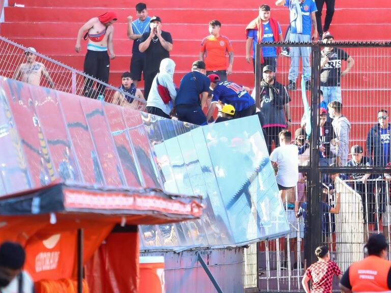 No aprenden: hinchas de la Universidad de Chile generaron desórdenes en Santa Laura