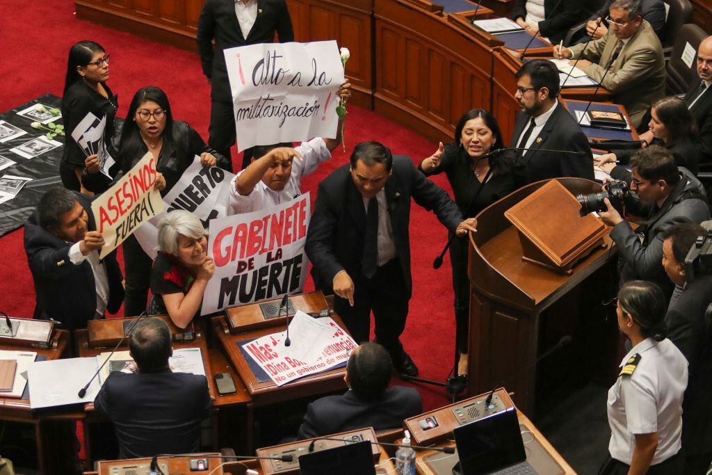 Parlamentarios del Perú se manifiestan contra la represión estatal