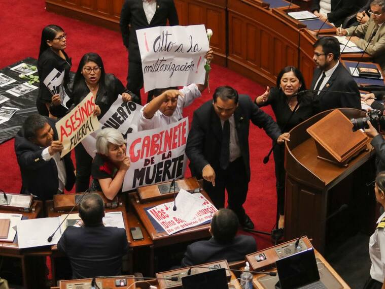 Parlamentarios del Perú se manifiestan contra la represión estatal