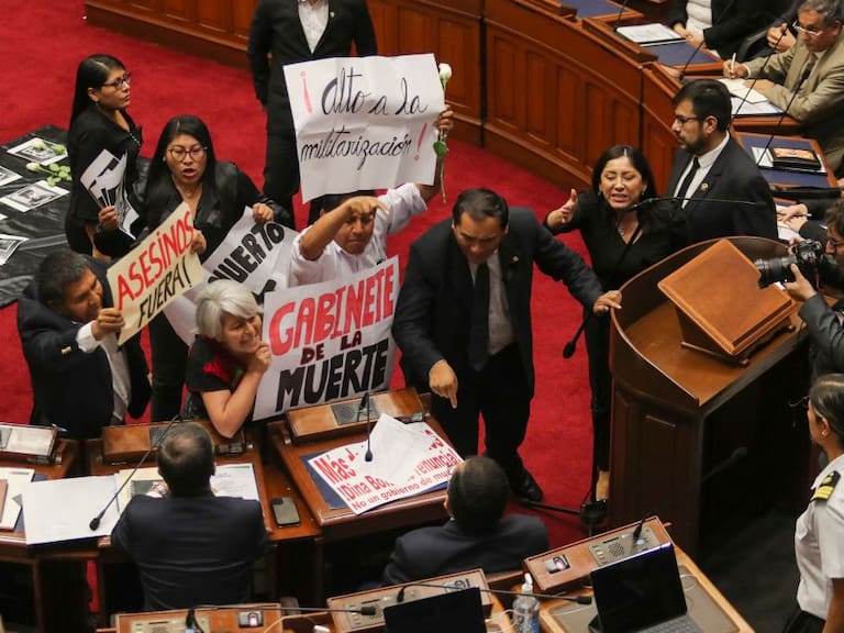 Parlamentarios del Perú se manifiestan contra la represión estatal