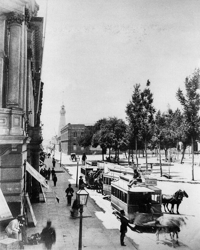 Carros de sangre en la Plaza de Armas de Santiago (c. 1890).