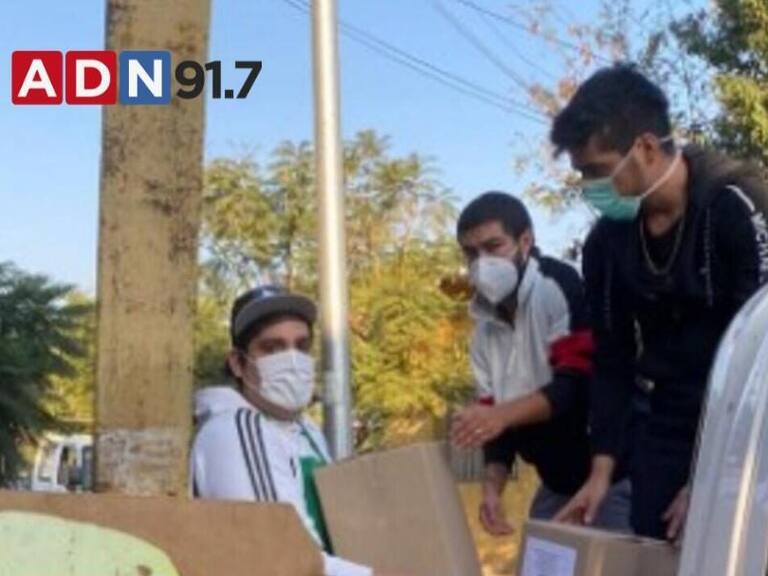 Jugadores de Colo-Colo repartieron cajas de alimentos en El Bosque