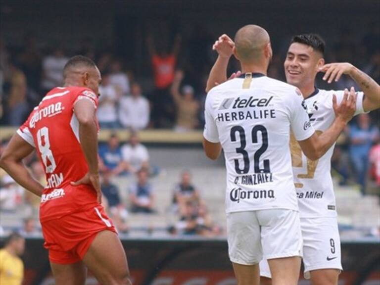 Felipe Mora marcó ante Osvaldo González en el empate de Pumas y Toluca