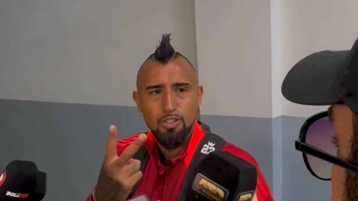 El tenso cruce de Arturo Vidal con periodista paraguayo tras derrota de La Roja: “Tenemos dos copitas en Chile”