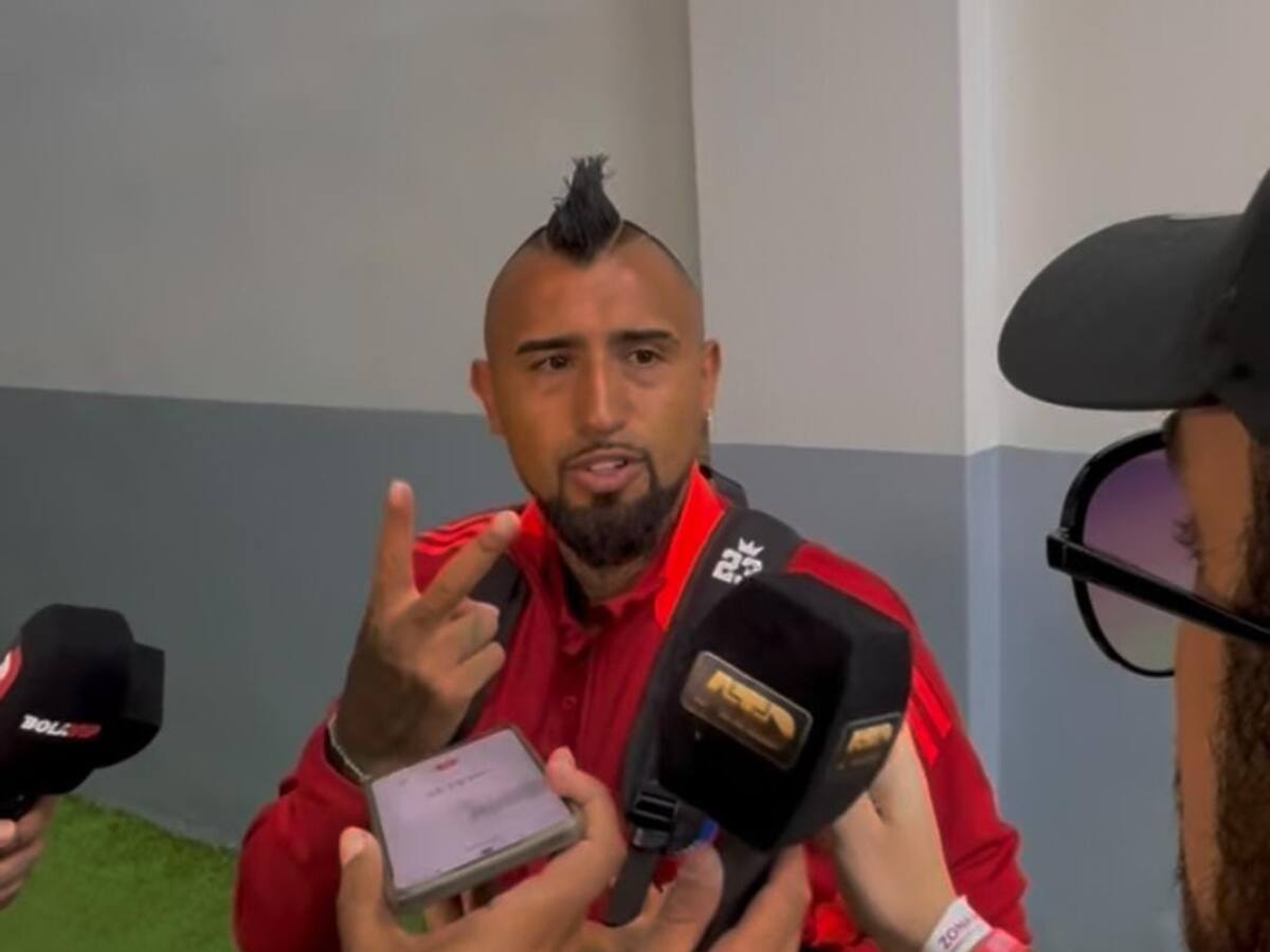 El tenso cruce de Arturo Vidal con periodista paraguayo tras derrota de La Roja: “Tenemos dos copitas en Chile”