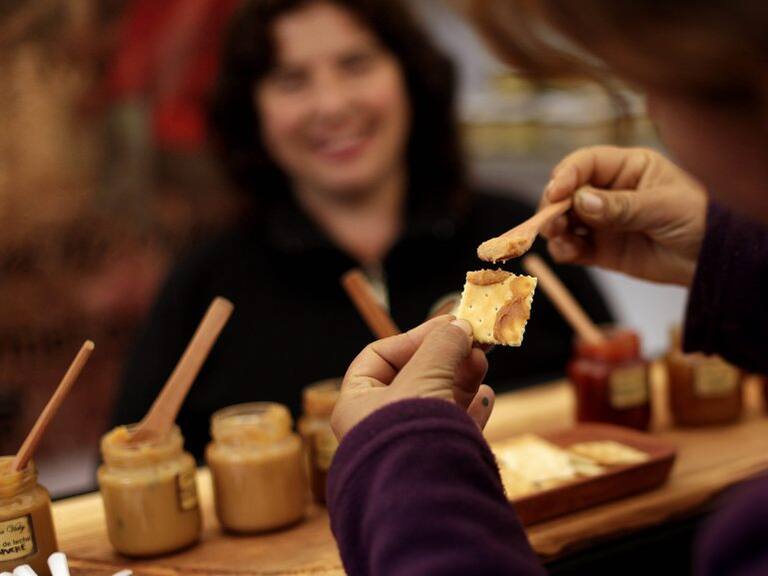 01 de Octubre de 2012/SANTIAGOEl ministro de Economía, Fomento y Turismo, dio el vamos a la Semana de la Pyme, inaugurando la feria "Expo Pyme" en la Plaza Bulnes que reúne a más de 60 stands de emprendedores de distintos rubros, tales como, gourmet, cosmética natural, confecciones textiles y de diseño, orfebrería, trabajos en Madera, cervezas artesanales, etc.
FOTO: SEBASTIAN RODRIGUEZ/AGENCIAUNO.
