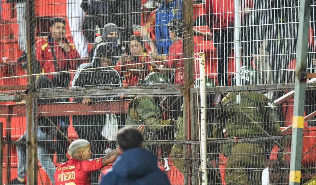 barra de Unión Española denuncia "abuso" de Carabineros durante incidentes en el Santa Laura
