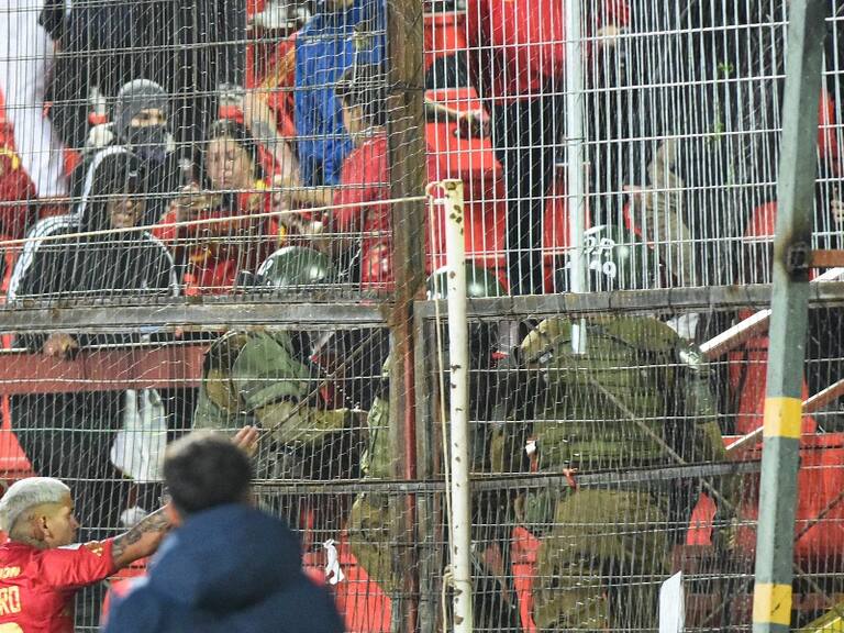 barra de Unión Española denuncia "abuso" de Carabineros durante incidentes en el Santa Laura