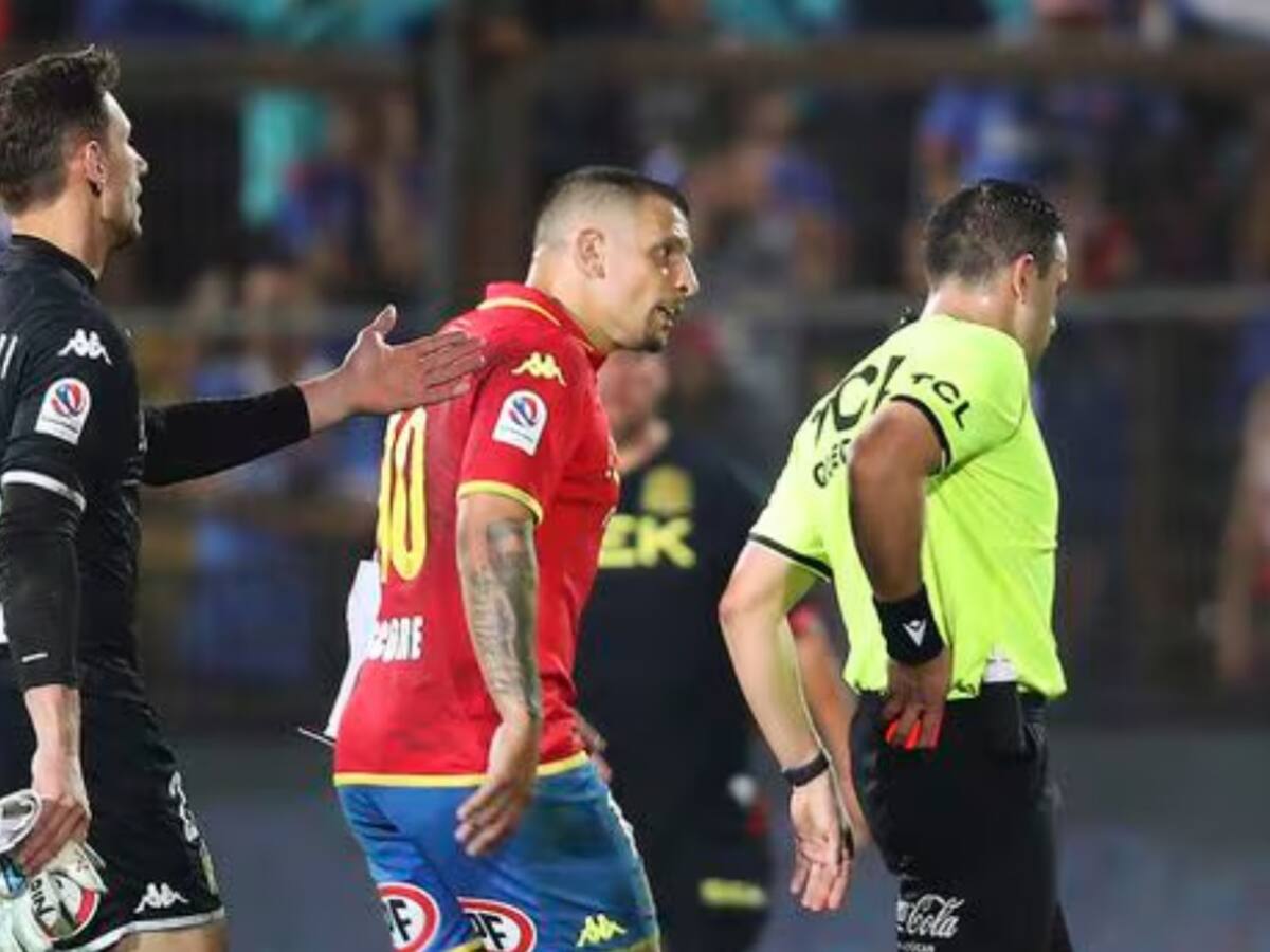 Unión Española presenta una apelación tras el durísimo castigo que recibió Emiliano Vecchio después de su expulsión ante la U