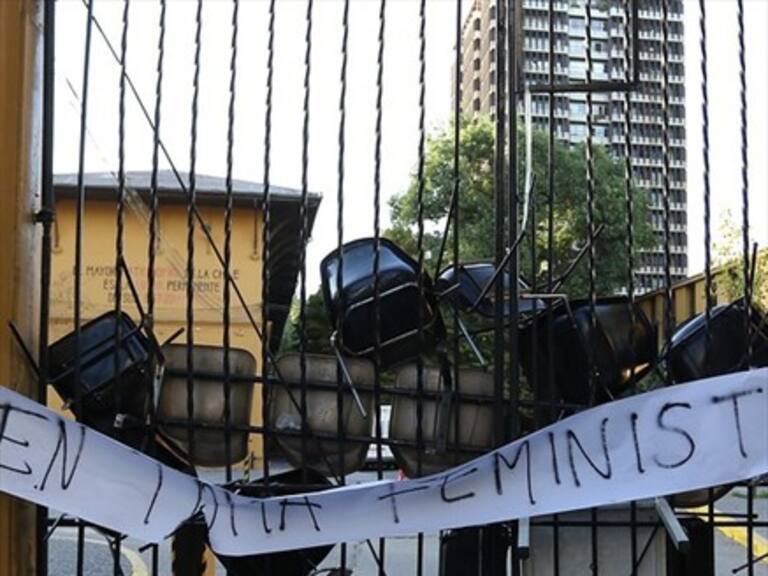 Categórico rechazo de decano a toma feminista en U. de Chile: «Es incomprensible»