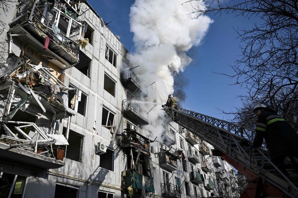 Bomberos intentan contener el fuego tras una explosión en Chugúyev