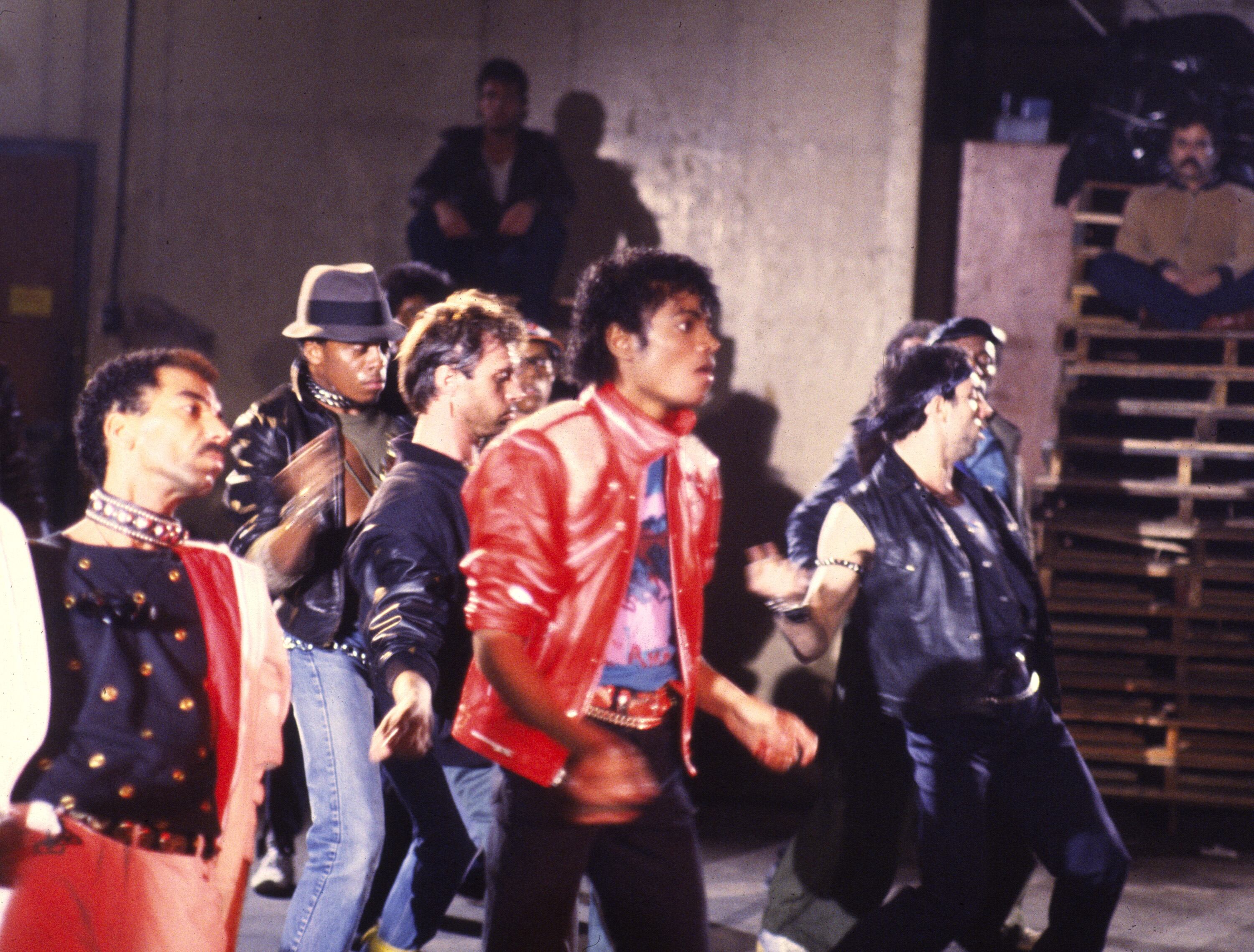Michael Jackson durante la grabación del videoclip de «Beat It» en 1983 / Getty Images