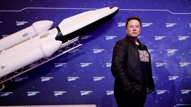 BERLIN, GERMANY DECEMBER 01: SpaceX owner and Tesla CEO Elon Musk arrives on the red carpet for the Axel Springer Award 2020 on December 01, 2020 in Berlin, Germany. (Photo by Hannibal Hanschke-Pool/Getty Images)