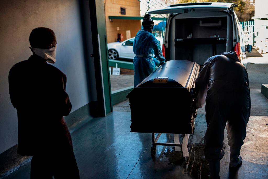 Familiar se despide de víctima del Covid-19 en Soweto