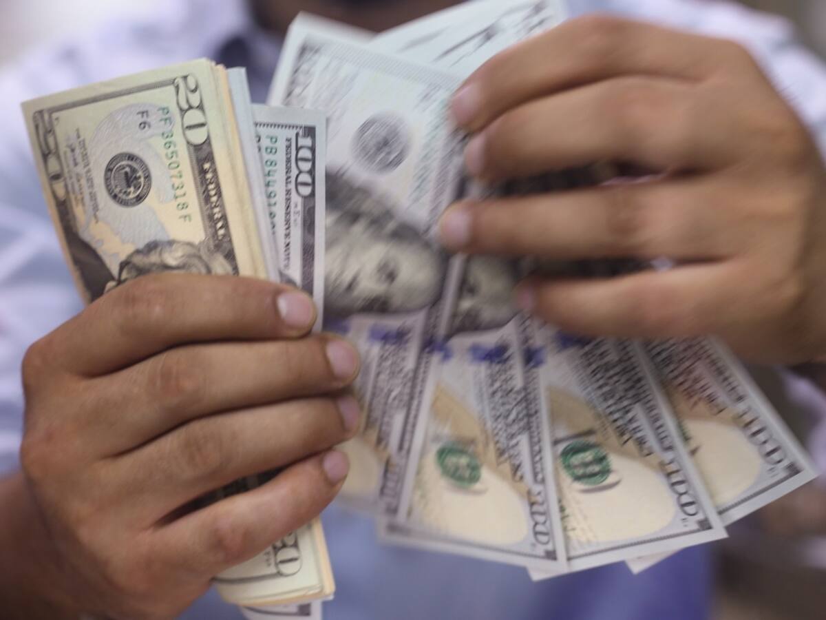 Dólar abre con pequeña alza pero se mantiene bajo los 915 pesos