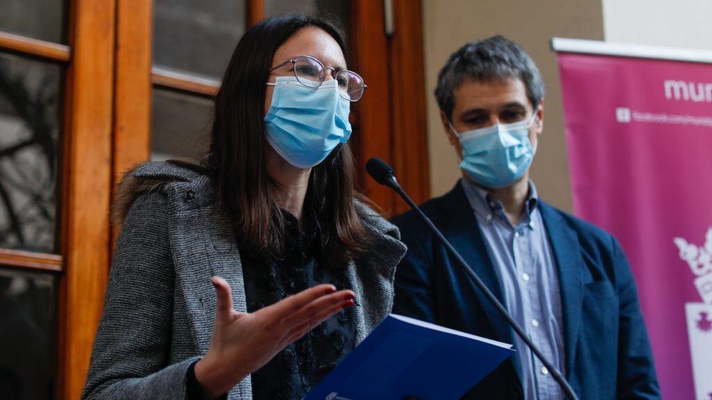 19 de Julio de 2021/SANTIAGO La alcaldesa de Santiago, Irací Hassler, al termino de una reunión con el ministro de Educación, para abordar la situación de los establecimientos educacionales en la comuna.
FOTO :CRISTOBAL ESCOBAR/AGENCIAUNO