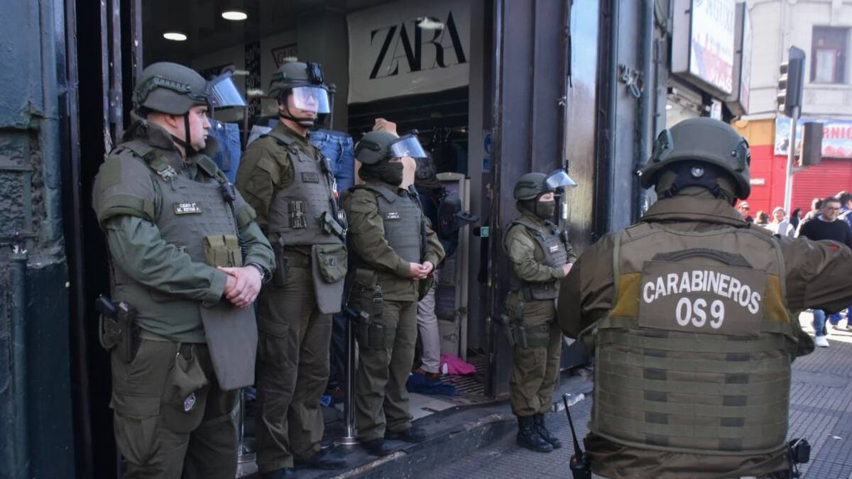 OS9 interviene locales en Barrio Meiggs por venta de ropa falsificada: hallan arma de fogueo prohibida