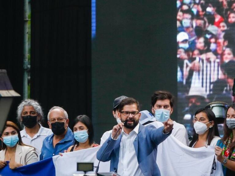 Desmayos, interrupciones y bromas: Gabriel Boric cerró su campaña con acontecido «lado B»