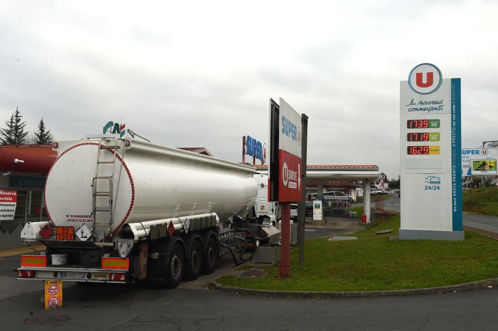 Un camión traslada combustible a una estación de servicio en Ustaritz