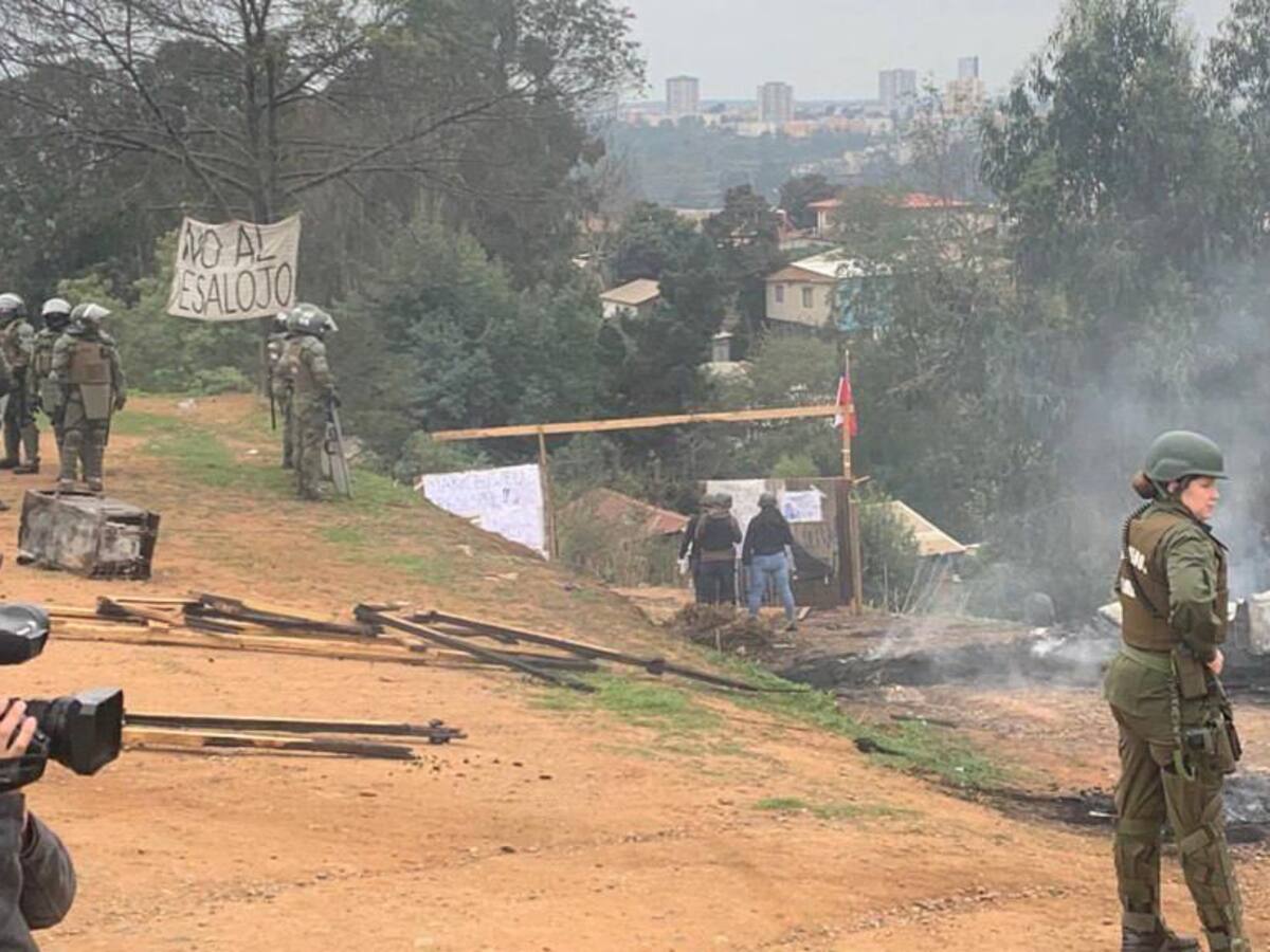 Ante amenaza de desalojo, residentes de toma en Viña del Mar levantan barricadas