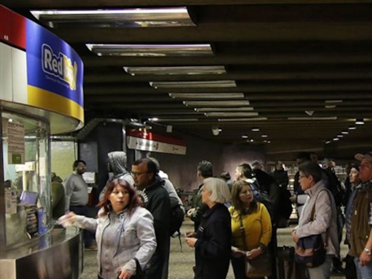 Metro de Santiago volvió a habilitar estaciones Pedro de Valdivia y Santa Lucía en Línea 1