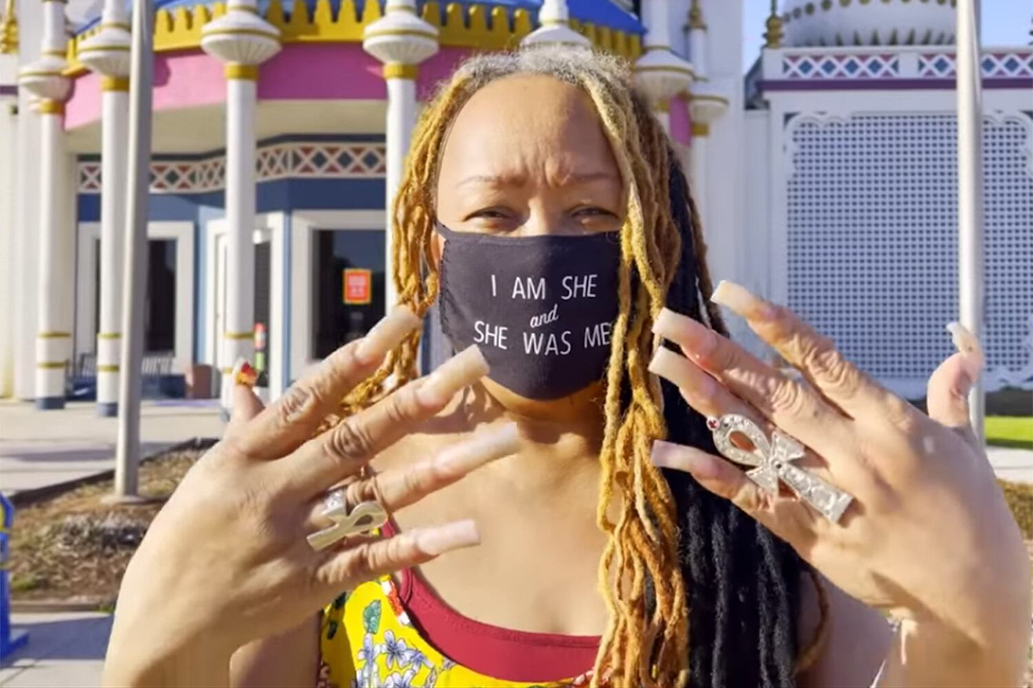 Ayanna Williams tras cortar sus uñas