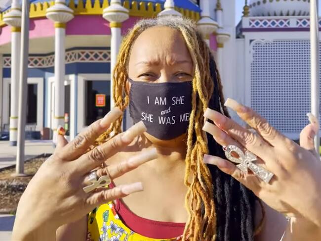 Ayanna Williams tras cortar sus uñas