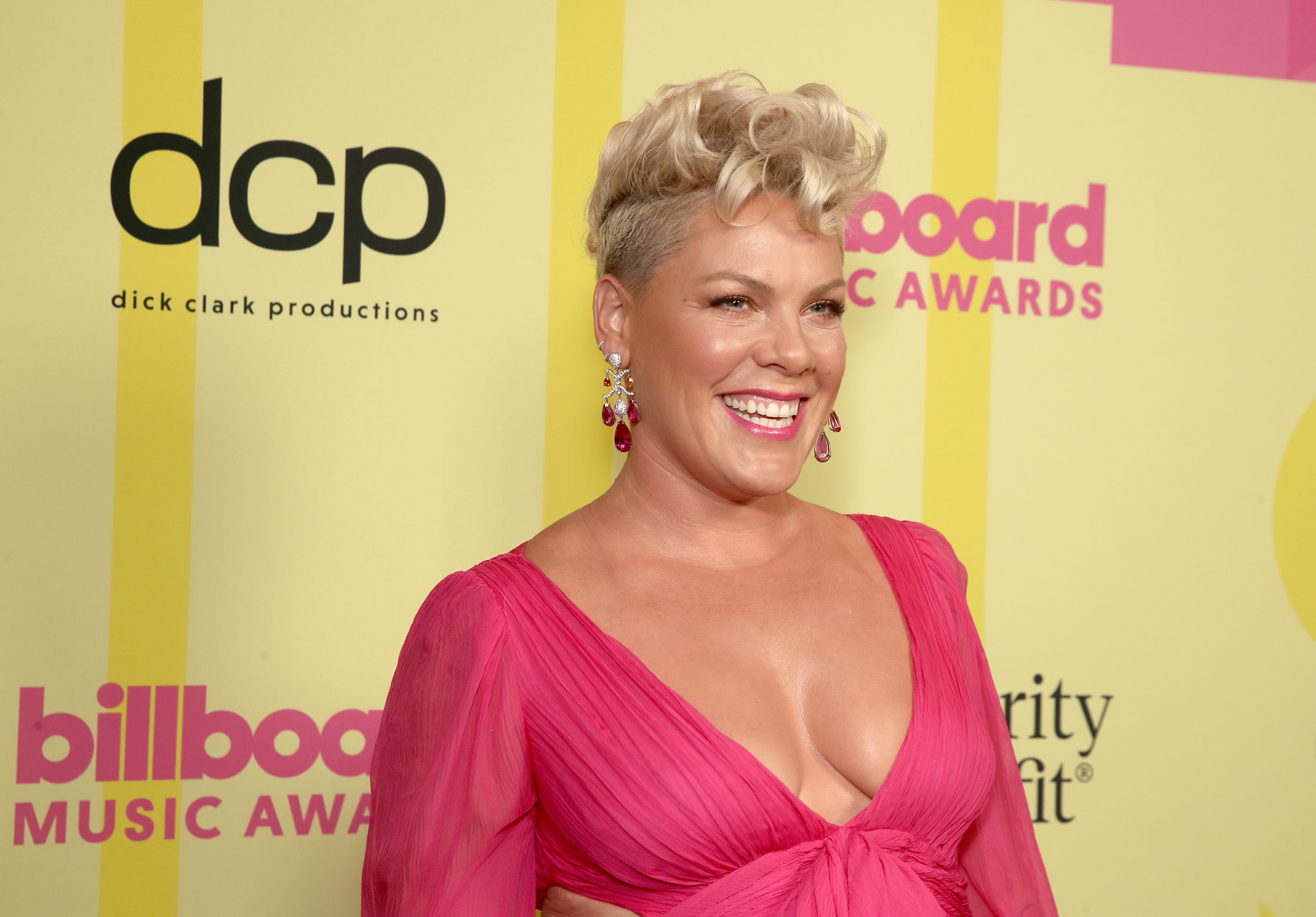 Pink se ofrece a pagar multa de equipo noruego tras negarse a usar bikini.