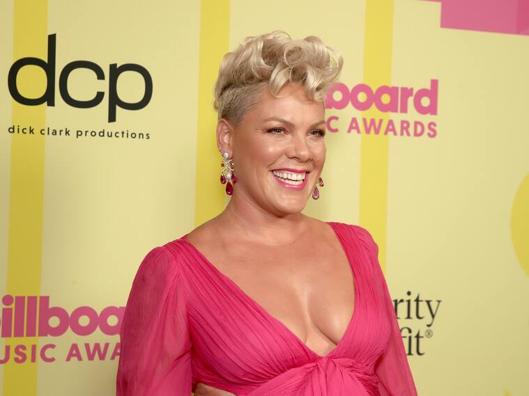 Pink se ofrece a pagar multa de equipo noruego tras negarse a usar bikini.
