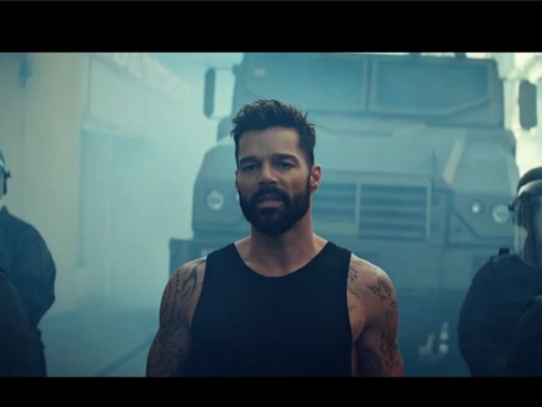 «Tiburones», el inspirador videoclip de Ricky Martin que llama al amor y la unidad