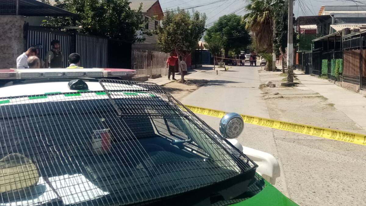 Hombre es hallado muerto en el patio de su casa en Quilicura: estaba amarrado de pies y manos