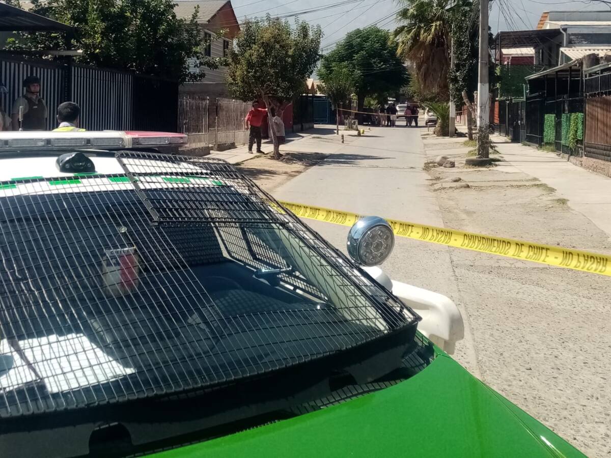 Hombre es hallado muerto en el patio de su casa en Quilicura: estaba amarrado de pies y manos