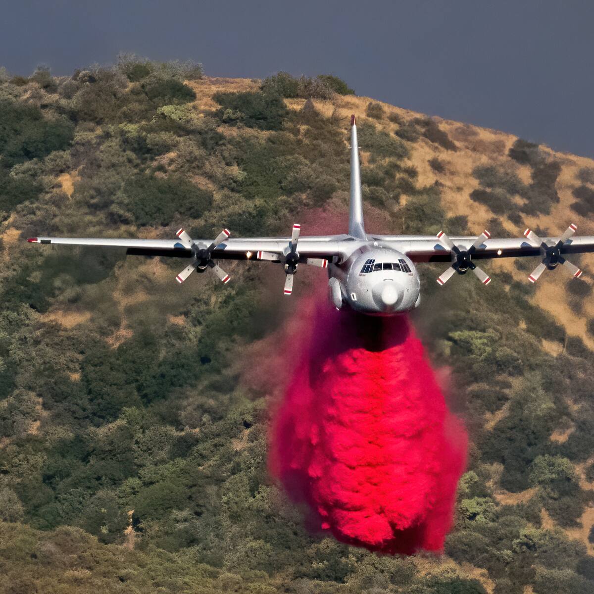 Aviones, fuego y “agua roja”: así funciona el arma clave contra los incendios forestales