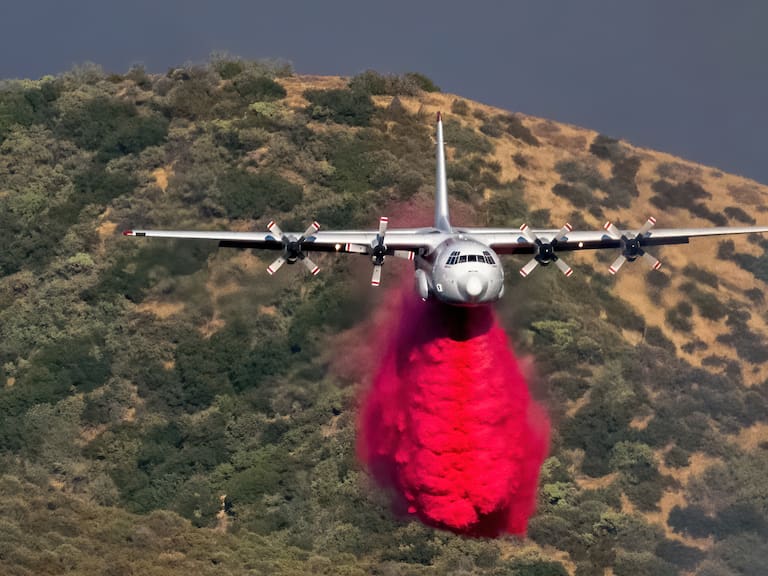 Aviones, fuego y “agua roja”: así funciona el arma clave contra los incendios forestales