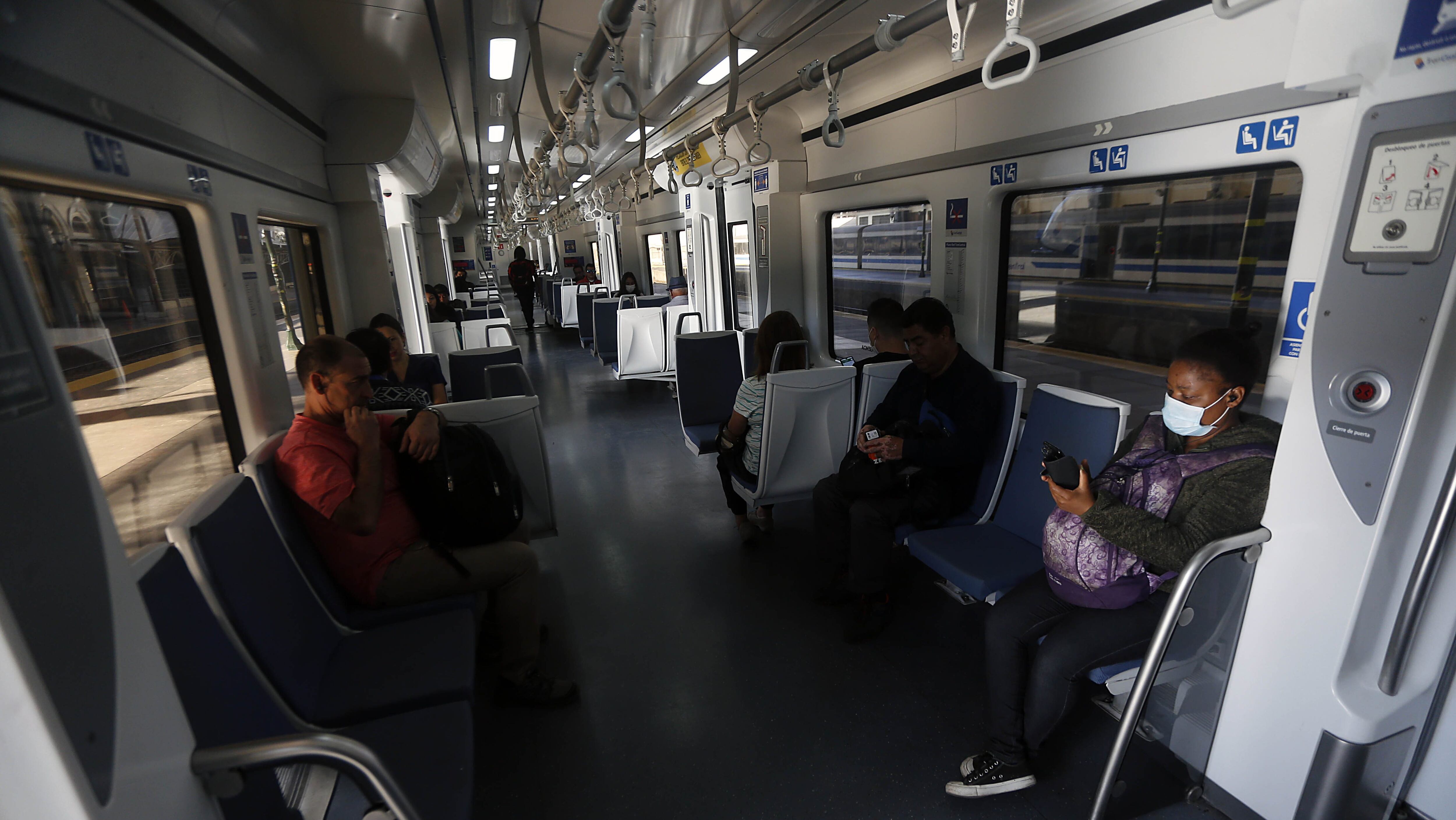 20 de Marzo de 2020/SANTIAGO Una persona usa una mascarilla en su rostro en la Estacin Central de trenes, durante el estado de Catastrofe que anuncio el gobierno para prevenir el contagio del Coronavirus. 
FOTO:CRISTOBAL ESCOBAR/AGENCIAUNO