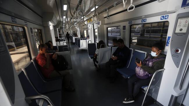 20 de Marzo de 2020/SANTIAGO Una persona usa una mascarilla en su rostro en la Estacin Central de trenes, durante el estado de Catastrofe que anuncio el gobierno para prevenir el contagio del Coronavirus.
FOTO:CRISTOBAL ESCOBAR/AGENCIAUNO